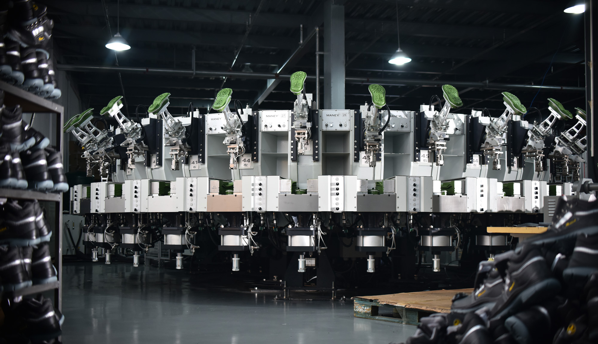 Machine d'injection Desma pour fabricant de chaussures de s&eacute;curit&eacute;