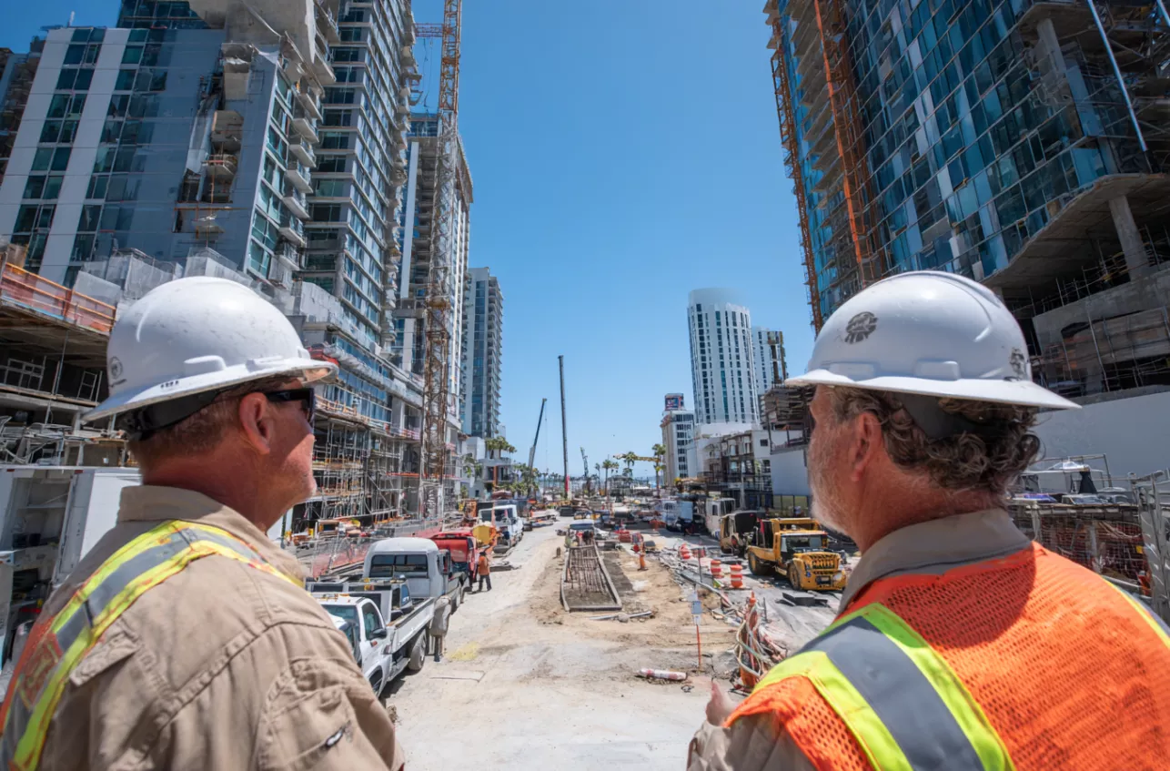 jay081480_77365_a_photo_of_construction_workers_wearing_safety__659a57cd-8be0-4712-8bfd-af9fb0c171f9